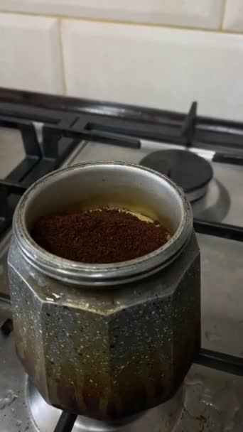 ガイザー釜でコーヒーを作る家庭用キッチンを閉める — ストック動画
