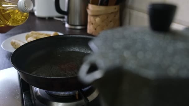 Olie Toevoegen Aan Kookpan Huishoudelijke Keuken — Stockvideo