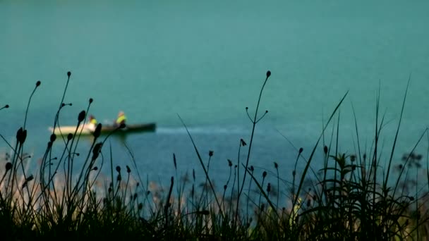 在蓝色湖水复制空间的皮划艇夫妇 — 图库视频影像