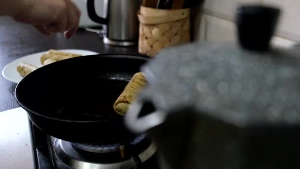 Frying Pancakes Pan Close Domestic Kitchen — Stock Video