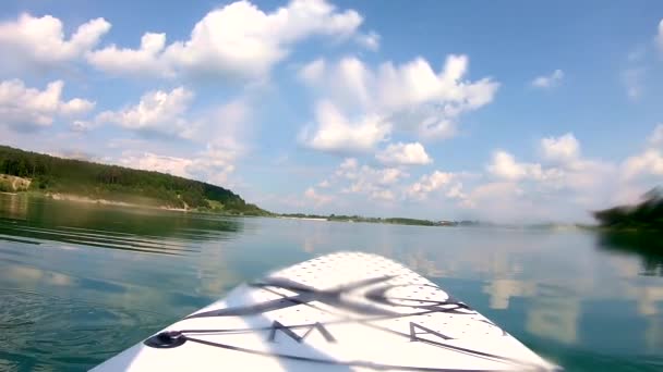在晴天 蓝色清澈的水面上 仰卧在船板上游泳的照片 — 图库视频影像