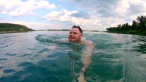 幸せな男は夏の湖の活動に乗る — ストック動画