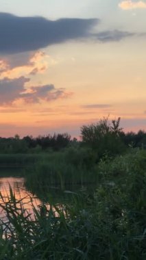 Gölün üstünde gün batımı Yaz zamanı