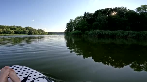 川の岸に浮かぶPovビュー穏やかな結晶水 — ストック動画