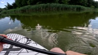 Pov view supboard yaz gölü aktivitelerinde kürek çekiyor