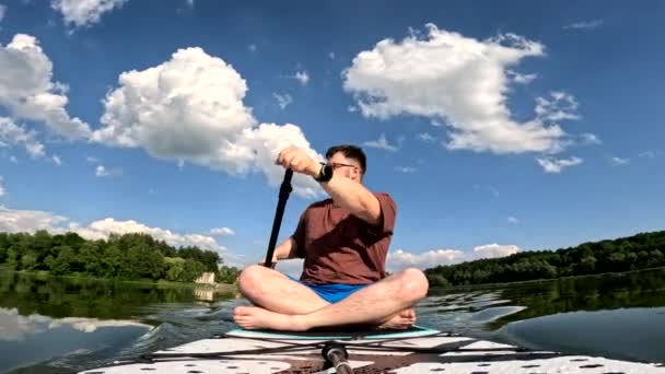 Man Zittend Het Supboard Peddelen Door Clam Meer Water Zomer — Stockvideo