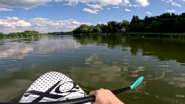 夏の湖上アクティビティでのPovビューパドリング — ストック動画
