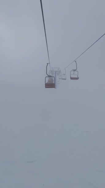 Utsikt Över Skidorten Från Stolslift Vid Snöade Puderdagar Vinteraktiviteter — Stockvideo
