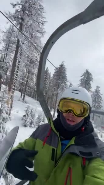 Glada Vänner Sittliften Skidorten — Stockvideo