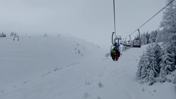 在雪粉日冬日活动中 从椅子电梯看到滑雪胜地 — 图库视频影像