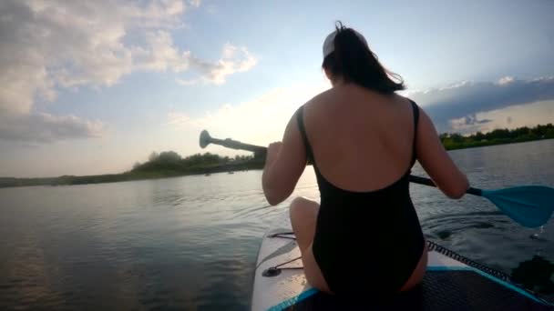 Vrouw Rustend Supboard Het Midden Van Het Meer Bij Zonsondergang — Stockvideo