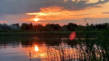 Gölün üstünde gün batımı Yaz zamanı