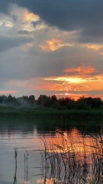 Gölün üstünde gün batımı Yaz zamanı