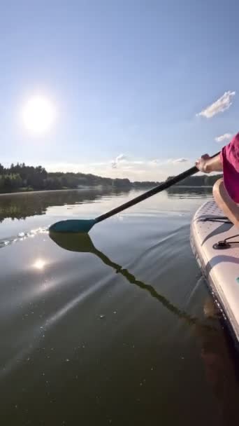 女人在湖心区的背板上休息 — 图库视频影像