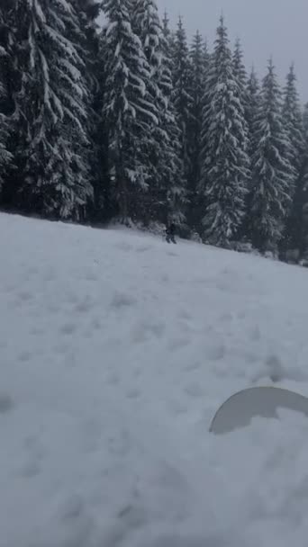 Förstapersonsvy Snowboardåkare Vid Puder Snöad Skidbacke Mulet Väder — Stockvideo