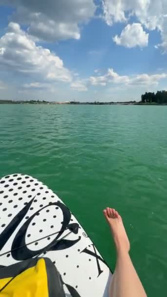 Osoba Perspektiva Sezení Supboard Při Pohledu Krásné Jezero Letní Vodní — Stock video