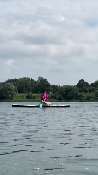 Vrouw Supboard Zwemmen Meer Zomer Vakantie Zonnebaden — Stockvideo