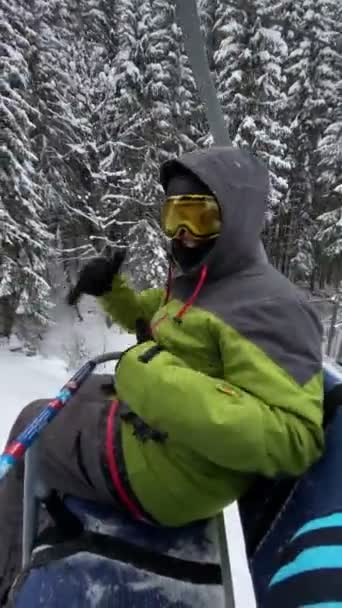 Ευτυχισμένος Άνθρωπος Snowboarder Στο Σκι Καρέκλα Ανελκυστήρα Χειμώνα — Αρχείο Βίντεο