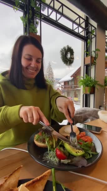 Feliz Sonriente Mujer Comiendo Desayuno Saludable Café Ensalada Tomates Aguacate — Vídeos de Stock