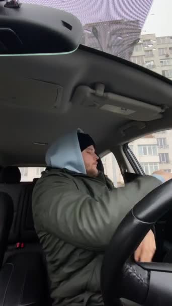 Mand Chauffør Sidder Bilen Bliver Kold Fastgør Sikkerhedsbæltet – Stock-video