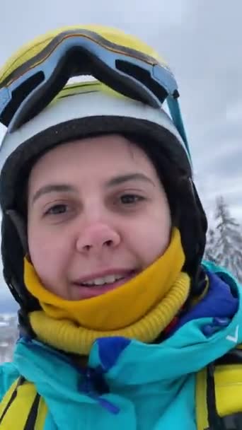 Glad Kvinna Som Tar Selfie Sluttning Vintersemester — Stockvideo