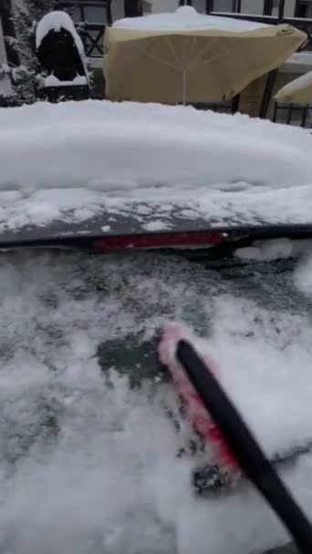 Punkt Człowiek Czyszczenie Samochód Śniegu Zimie Śnieżyca Przygotowania Podróży — Wideo stockowe