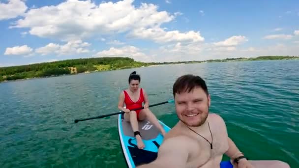 Šťastný Pár Supboard Baví Vodě Slunečný Letní Den — Stock video