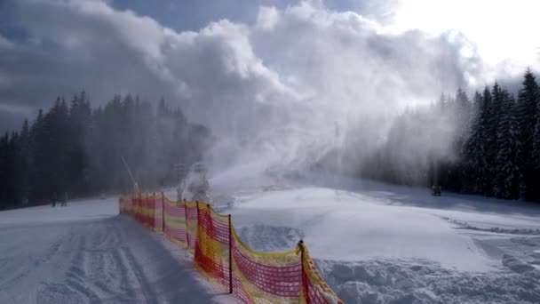Skidanläggningens Sluttning Täckt Med Snö Med Snöpistol Kopieringsutrymme — Stockvideo