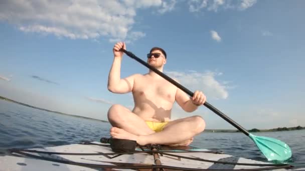 Man Supboard Sjön Med Lugn Spegel Vatten Sommaraktiviteter — Stockvideo