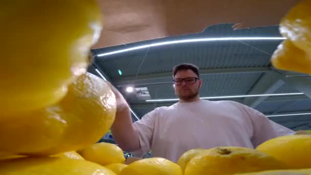 식료품점에서 레몬을 선반에서 — 비디오
