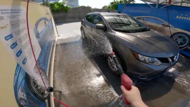 Pov Visa Man Tvätta Bil Vid Biltvätt Högtrycksvatten — Stockvideo