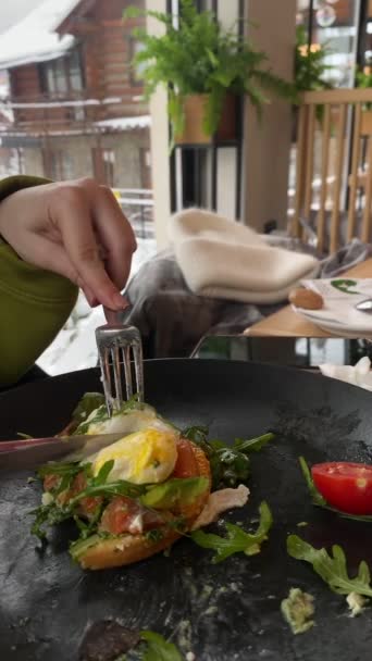 Счастливая Улыбающаяся Женщина Ест Здоровый Завтрак Кафе Салат Помидоры Авокадо — стоковое видео