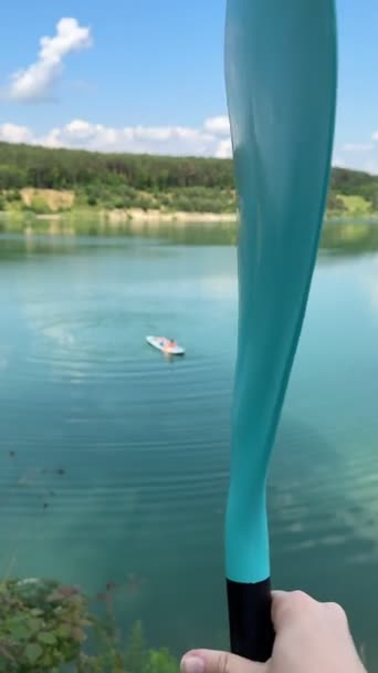 Manusia Supboard Pada Hari Musim Panas Yang Cerah Air Danau — Stok Video
