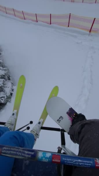 Snowboarder Και Σκιέρ Καρέκλα Θέα Ανελκυστήρα Κάτω Από Τις Χειμερινές — Αρχείο Βίντεο