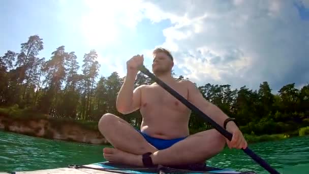 Homem Sentado Remo Bordo Água Lago Claro — Vídeo de Stock