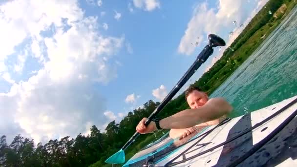 Glücklicher Mann Steigt Auf Die Sommeraktivitäten See Ein — Stockvideo
