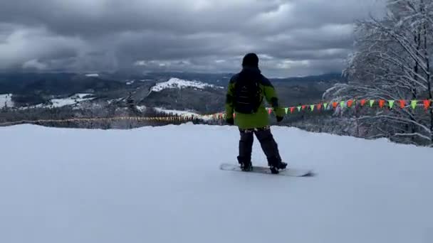 Чоловік Сноубордист Лижному Схилі Почуття Швидкості Концепції Зимових Подорожей — стокове відео
