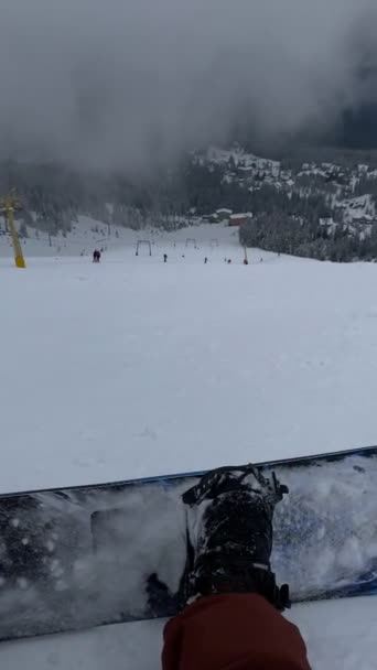 粉末状雪地滑雪场雪地仿制空间中的滑雪者Pov — 图库视频影像