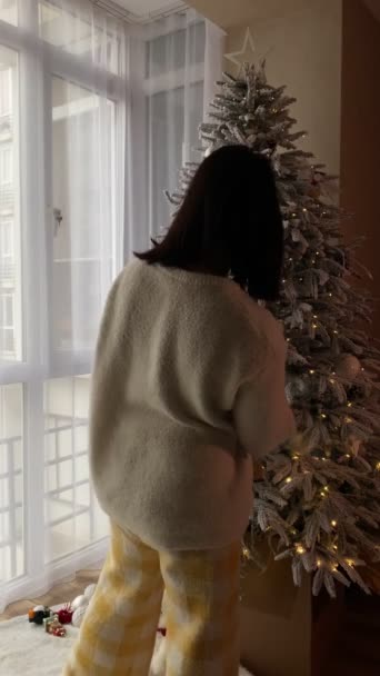Χαρούμενη Γυναίκα Διακόσμηση Χριστουγεννιάτικο Δέντρο Στο Σπίτι — Αρχείο Βίντεο