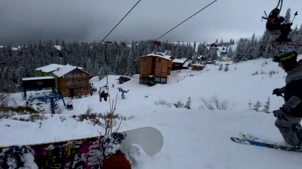 Pov Amigos Snowboarder Esquiador Pista Esqui Carpathian Montanhas Ucraniana — Vídeo de Stock