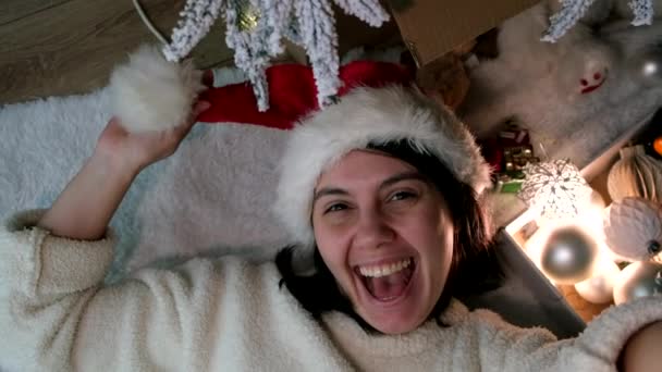 Feliz Mujer Tomando Selfie Santa Sombrero Que Pone Debajo Navidad — Vídeos de Stock