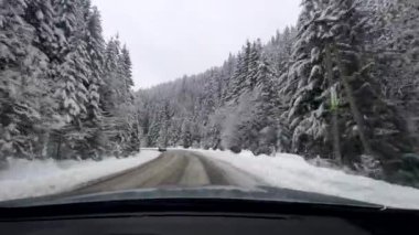 Kaygan dağ yolu kış mevsiminde hareket eden araba manzarası