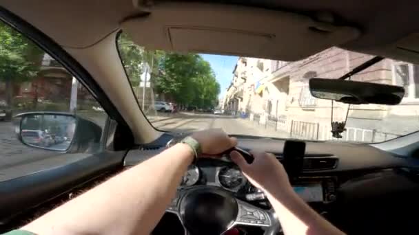 Pov View Man Ridning Bil Tight Europeiska Gator Sommartid — Stockvideo