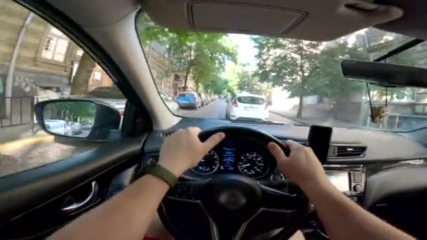 Punkt Widok Człowiek Jazda Samochód Przez Mocno European Ulice Lato — Wideo stockowe