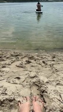 Güneşli bir günde gölün ortasında bir adam.