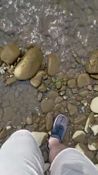 人在山河畔徒步旅行 — 图库视频影像
