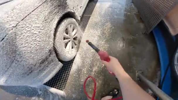 Punkt Widok Człowiek Myć Samochód Myjni Samochodowej Wysokie Ciśnienie Wody — Wideo stockowe
