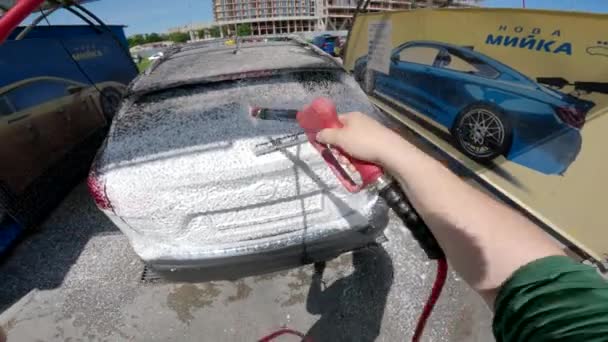 Мужчина Моет Машину Автомойке Водой Высокого Давления — стоковое видео