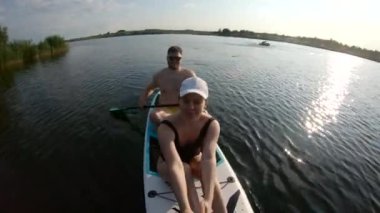 Sakin göl suyunda yüzen suya dokun.