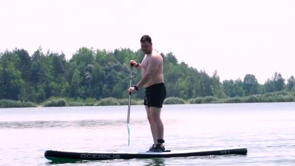 Güneşli Bir Günde Gölün Ortasında Bir Adam — Stok video
